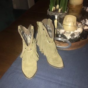 Very volatile ankle boots